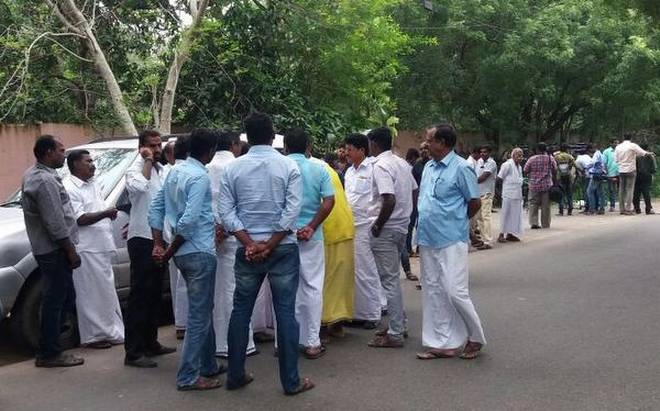 ದಿವಾಕರನ್,ದಿನಕರನ್ ಬೆಂಬಲಿಗರಿಂದ ಐಟಿ ಅಧಿಕಾರಿಗಳ ವಾಹನಗಳಿಗೆ ತಡೆ